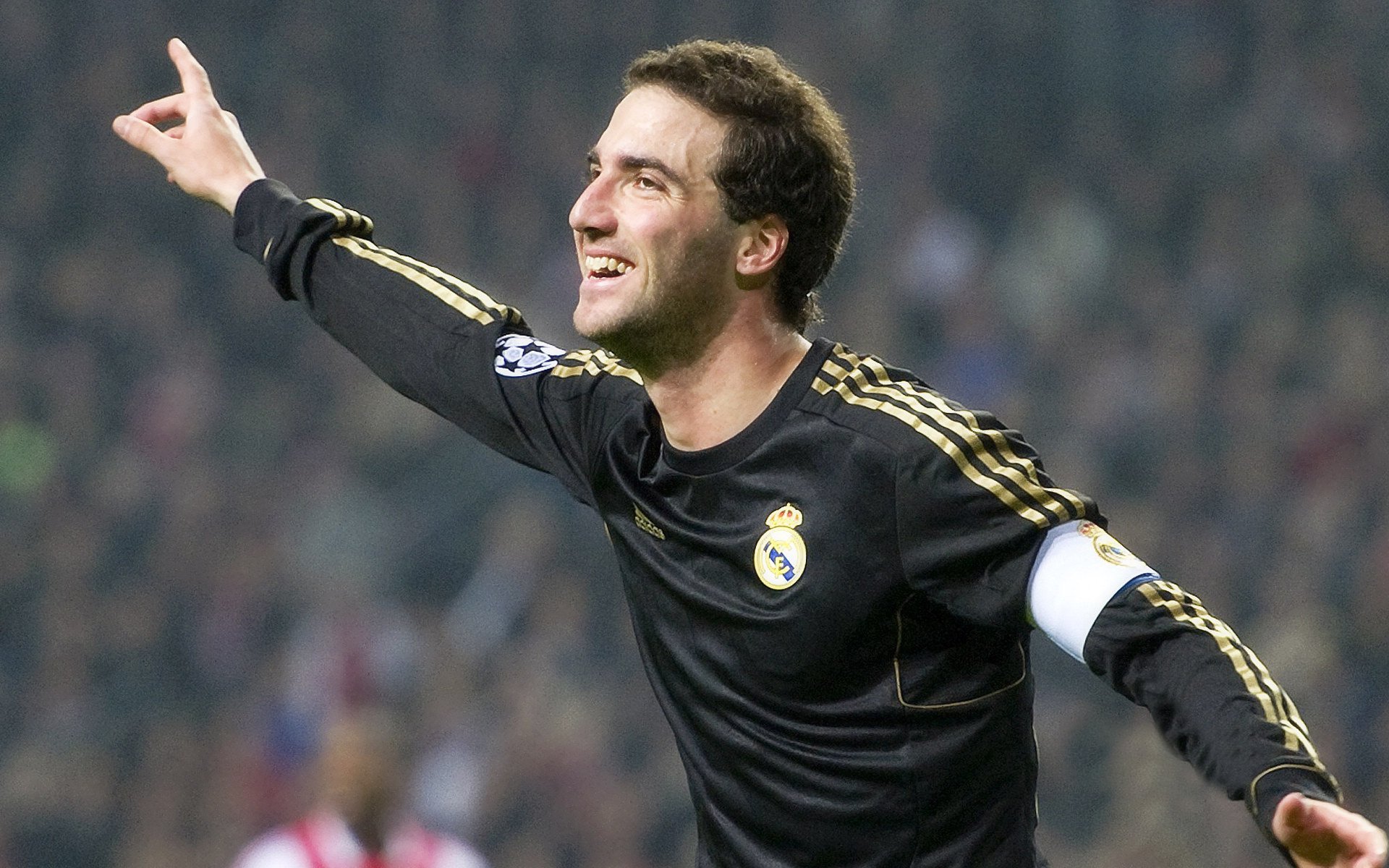 绿茵场上的双重奏，拜仁的战术碾压与维尼修斯的纪录之夜